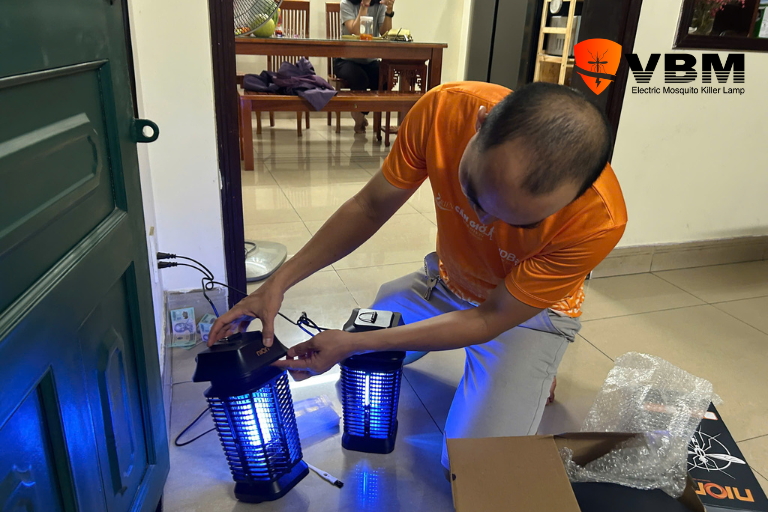 Đèn bắt muỗi sân vườn