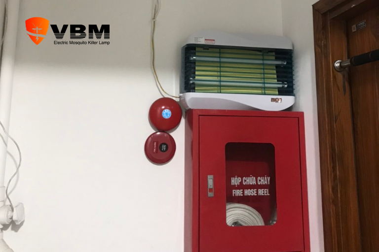 Đèn bắt côn trùng