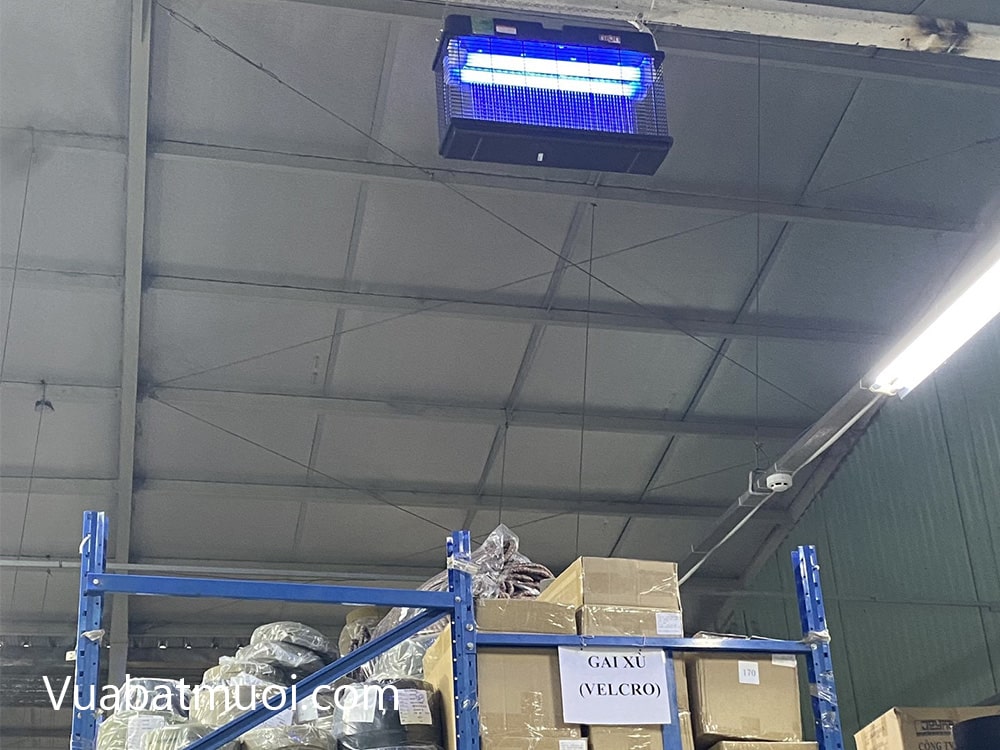 Đèn bắt muỗi thông minh công nghiệp Nion CN30 tại xưởng sản xuất