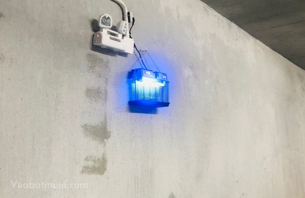 Đèn bắt muỗi công nghiệp CN16 tại hầm công ty