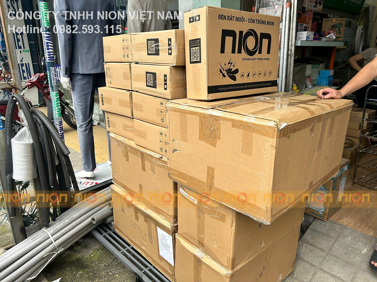 Đón Đầu Thị Trường Mùa Cao Điểm – Tại Sao Đại Lý Lớn Lại “Ôm Trọn” Cả Hai Dòng Đèn Bắt Muỗi Nion GD08 (CN) và C5-18 (F&B)?