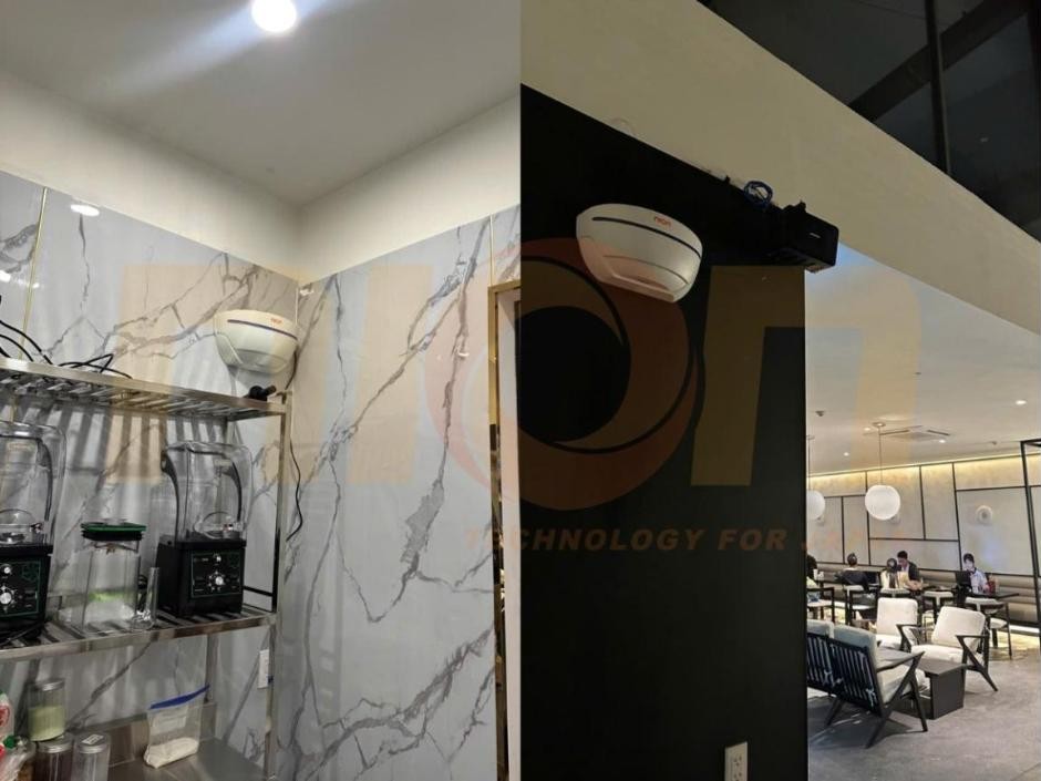 Hai đèn bắt muỗi C5-18 gắn tường tại khu pha chế và cột hướng ra khu khách của quán cafe tại TP.HCM