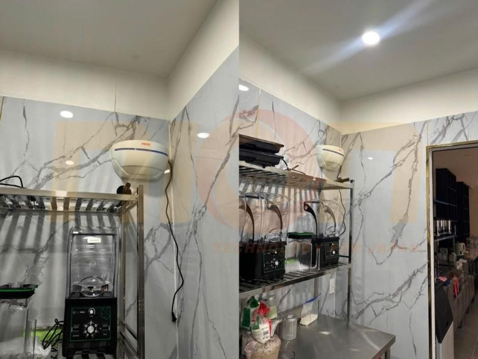 Đèn bắt muỗi C5-18 gắn trên vách đá phía trên kệ máy xay khu pha chế quán cafe