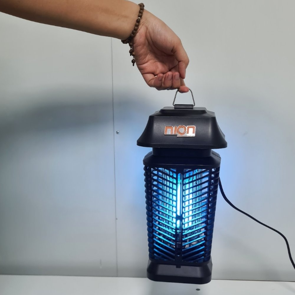 IPX4 cho đèn bắt muỗi ngoài trời: Có dùng được khi trời mưa?