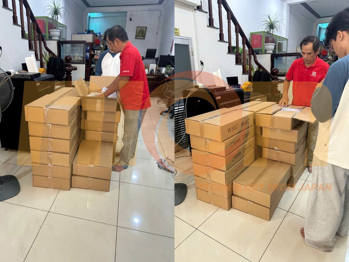Thùng đèn bắt muỗi bẫy dính GD08 xếp chồng tại cửa hàng, nhân viên mở thùng kiểm tra